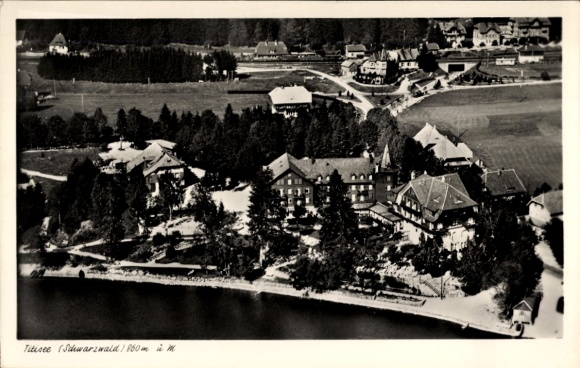 Ak Titisee Neustadt im Breisgau Hochschwarzwald, Luftaufnahme von  Hotel am Ufer, Schwarzwald, La