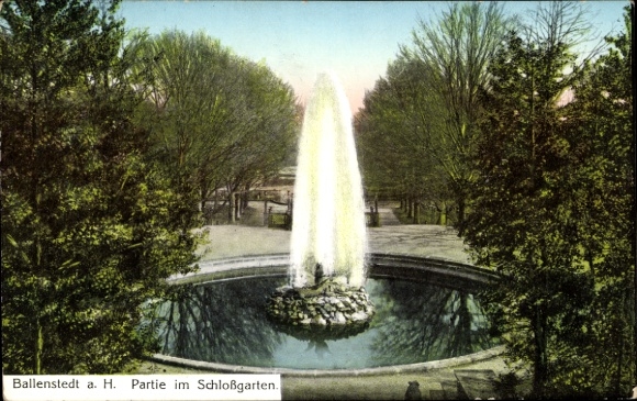 Ak Ballenstedt im Harz, Brunnen im Schloßgarten, umgeben von Bäumen, wunderschöne Landschaft