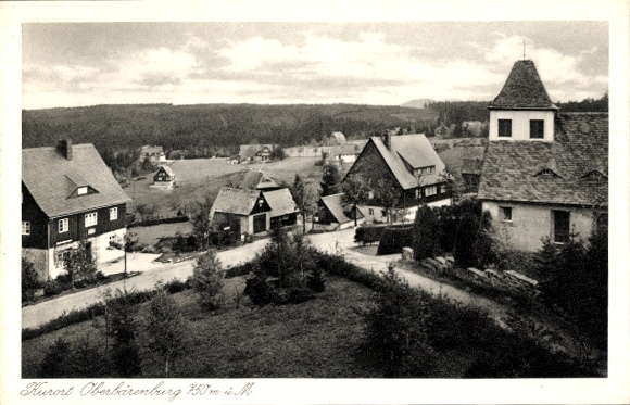 Ak Oberbärenburg Altenberg im Erzgebirge, Kurort  Landschaft mit Häusern, viele Bäume, Weg