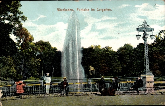 Ak Wiesbaden in Hessen, Fontäne, Curgarten,  Menschen, Park