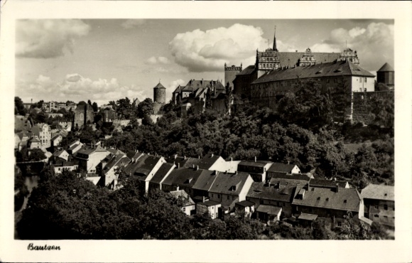 Ak Bautzen in Oberlausitz, zwart-witfoto van kasteel, stadsgezicht, wolken