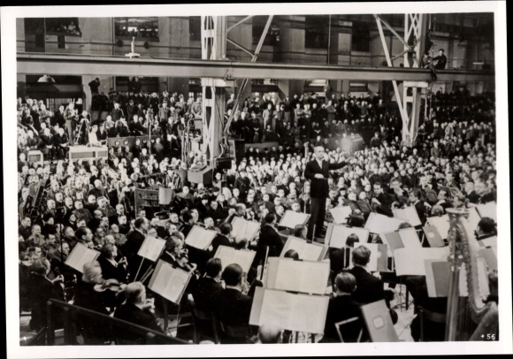 Foto Hoffmann, Dr. Wilhelm Furtwängler dirigiert das Berliner Philharmonie Orchester, Februar 1942