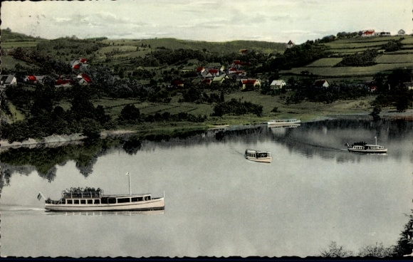 Ak Ruhrberg Rurberg Simmerath in der Eifel, Seenlandschaft mit Booten, ruhige Wasseroberfläche...