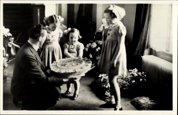Postcard Soestdijk Utrecht, prince Bernhard der Niederlande, Prinzessinnen Beatrix, Irene, Margriet