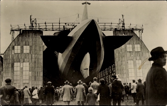 Foto Ak Friedrichshafen Bodensee, Luftschiffwerft, Zeppelin bei Ausfahrt aus der Halle, Schaulustige