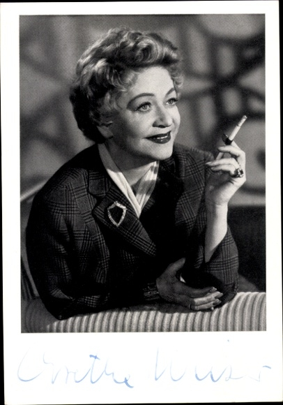Postcard actress Grethe Weiser, portrait, cigarette, autograph