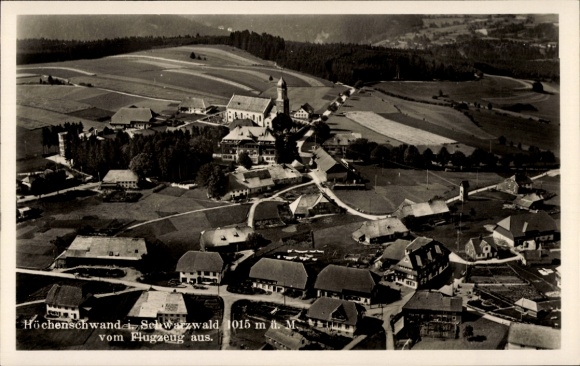 Ak Höchenschwand im Schwarzwald, Luftaufnahme, Schwarzwald, Kirche, Kurort, Landschaft
