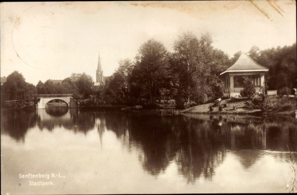 KP Senftenberg na Dolnych Łużycach, park miejski, most, pawilon, kościół w tle