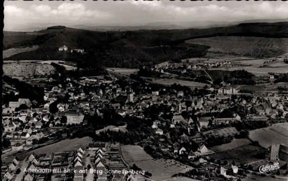 Ak Attendorn in het Sauerland, panorama met uitzicht op kasteel Schnellenberg, luchtfoto