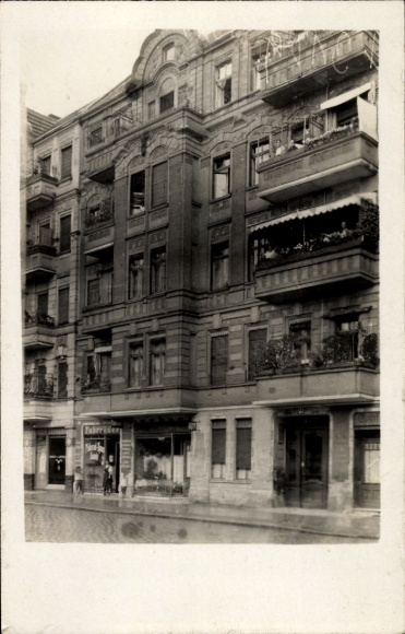 foto Ak Berlin Prenzlauer Berg, woongebouw Gaudystraße 14, fietsenwinkel, bewoners