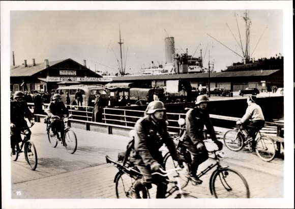 Photo Heinrich Hoffmann, German cyclist squadron in the port of Oslo