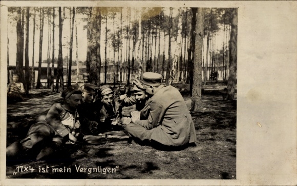 Foto Ak 17x4 ist mein Vergnügen, Soldaten beim Kartenspiel
