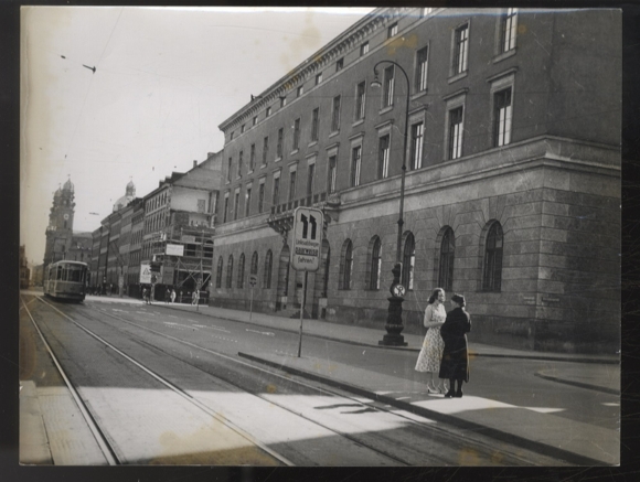Photography street scene, tram, passers-by in front of the building of the Bavarian Central Bank, around 1950