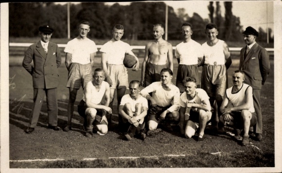 Photo Postcard Leipzig, sports team, winner of fistball 1929, Löbau, Gersdorf