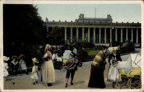 Ak Berlin Mitte, Lustgarten, Altes Museum, Passanten, Kinderwagen