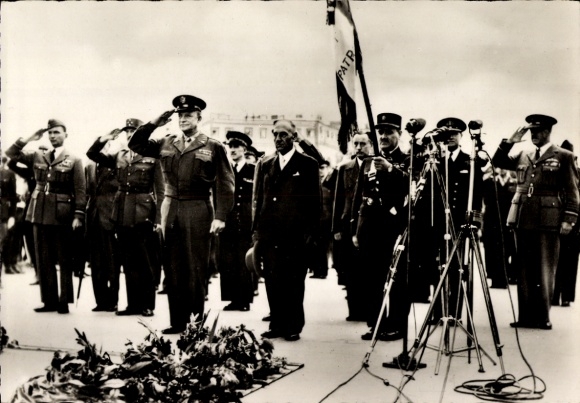 Postcard Liberation of Paris, General Eisenhower at the Tomb of the Unknown Soldier
