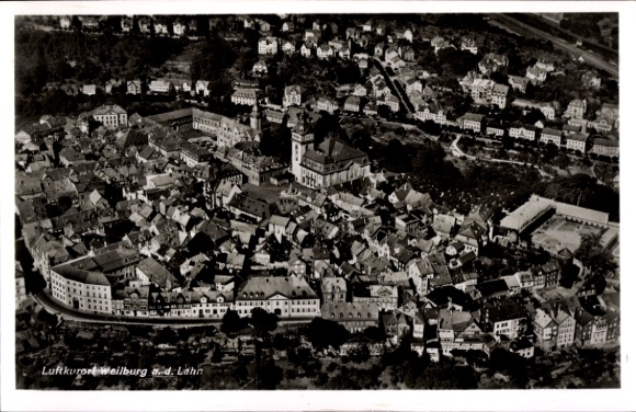Ak Weilburg an der Lahn Hessen, Luftaufnahme von  Stadtansicht, Flugzeugperspektive