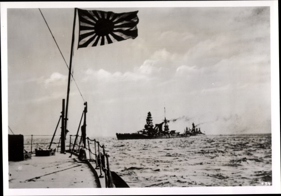 Foto Hoffmann, Japanisches Kriegsschiff in der Java See, Japanische Militärflagge, Februar 1942