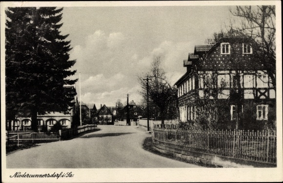 Ak Niedercunnersdorf Kottmar in Saksen, oud boeren- en weversdorp in Opper-Lausitz, Dorfstrasse