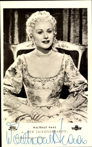 Postcard actress Waltraut Haas, portrait, The Gypsy Baron, autograph