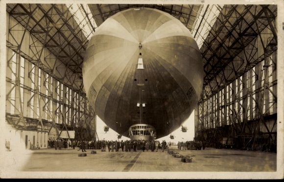 Postcard airship LZ 127 Graf Zeppelin, brought into the airship hall