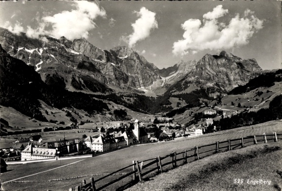 KP Engelberg Kanton Obwalden Szwajcaria, krajobraz górski, wysokie góry, chmury, zdjęcie czarno-białe