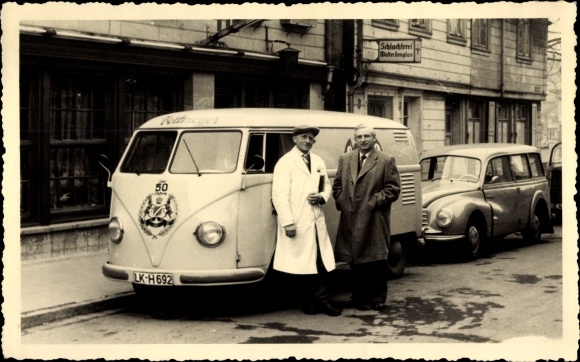Photo PC Lübbecke in Westphalia, men in front of a VW bus, license plate number LK-H 692, butchery