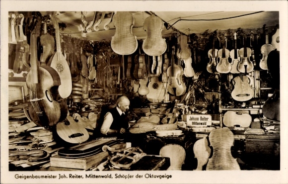 Ak Mittenwald in Oberbayern, Geigenbaumeister Joh. Reiter, Schöpfer der Oktavgeige