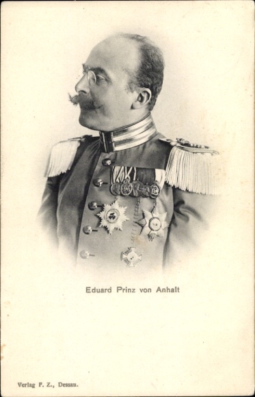 Ak Prins Eduard von Anhalt, portret in profiel, uniform, medaille