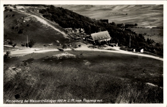 Ak Wassertrüdingen in Mittelfranken, Hesselberg, Luftaufnahme, Hesselberg, Landschaft, Ackerfläch