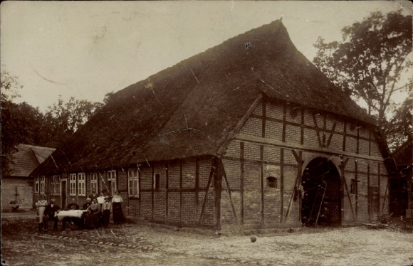 Foto Ak Suderburg in der Lüneburger Heide, Bauerngehöft, Fachwerkscheune, Anwohner