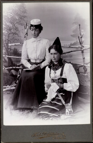 Cabinet photo women in traditional Swedish costume