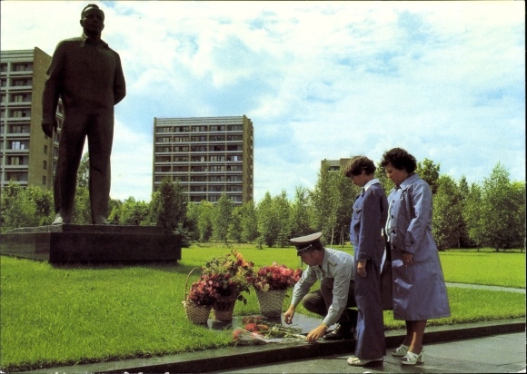 Postcard Kosmosflug USSR DDR, Sigmund Jähn with wife and daughter, Gagarin monument Swjosdny Gorodok