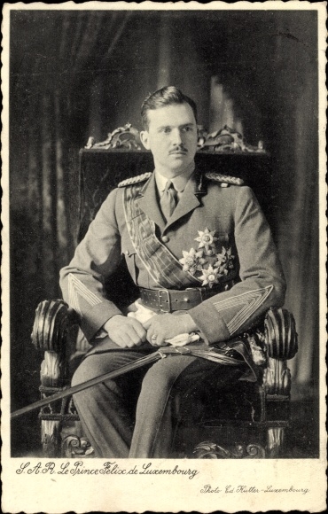 Postcard Prince Felix of Luxembourg, portrait in uniform, order