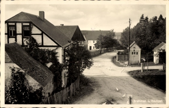 Ak Brehmen Großdubrau in Sachsen,, Dorfansicht, Straßenkreuzung, historische Gebäude