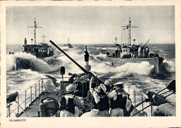 Postcard German warships, minesweepers, Kriegsmarine, sailors at the stern gun