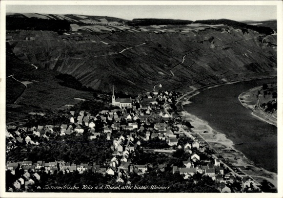 Ak Kröv an der Mosel, Landschaft von Krov, Mosel, r Weinort, Häuser, Kirche, Weinberge