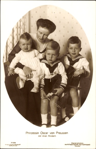 Postcard Princess Oskar of Prussia, Countess Ina Marie von Bassewitz, Children, portrait