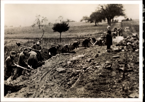 Photo Hoffmann, Heinrich, Troops moving up from the Reich Labor Service widen roads, November 1939