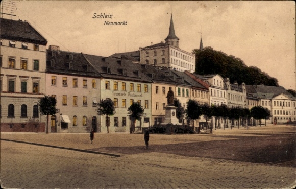 Ak Schleiz im Vogtland Thüringen, Neumarkt,  Gebäude, Statue, Menschen