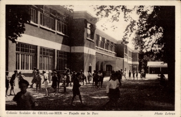 Ak Criel-sur-Mer Seine Maritime, schoolkolonie, gevel aan het park