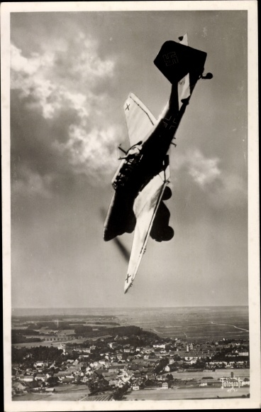 Postcard Junkers Ju 87 dive bomber of the German Air Force in dive attack, II. WW