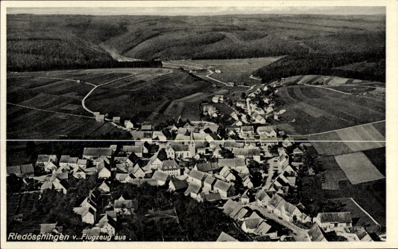 Ak Riedöschingen Blumberg am Schwarzwald, Luftaufnahme von  ländliche Umgebung, mehrere Dächer si