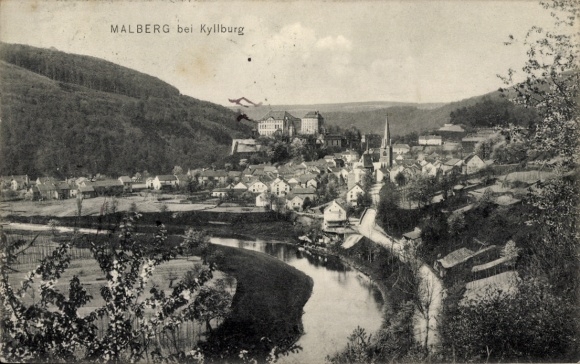 Ak Kyllburg in der Eifel, Blick auf die Burg Malberg, kleine Häuser am Fluss, bewaldete Hügel ...