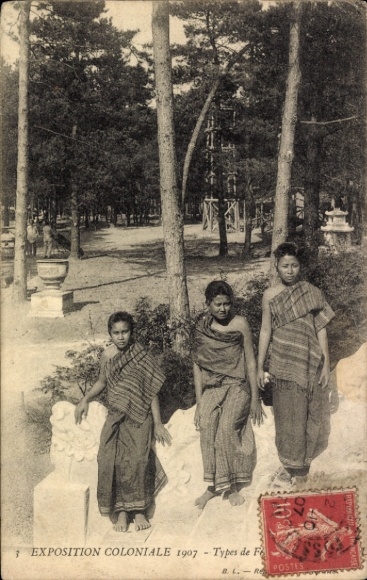 Postcard Colonial Exhibition, Asian women in traditional costumes