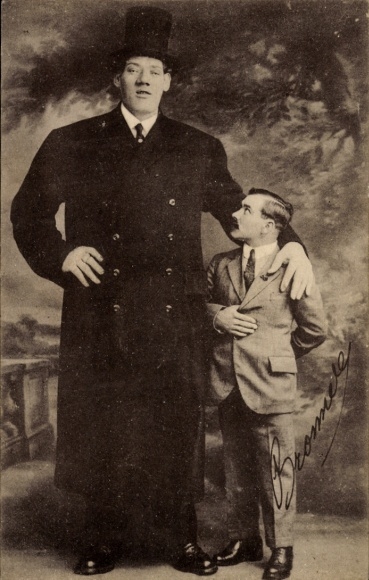 Postcard Giant Armand, portrait, coat, top hat