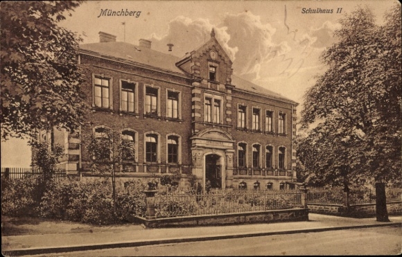 Ak Münchberg in Opper-Franken Beieren, schoolgebouw II, s-gebouw, bomen op de voorgrond, sepia-getint