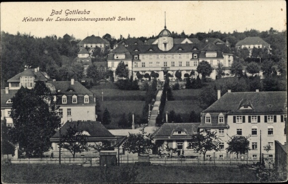 Ak Bad Gottleuba in Saksen, voorbeeldafbeelding van een sanatorium, landschap, bomen, architectuur