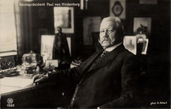 Postcard Reich President Paul von Hindenburg, portrait at his desk