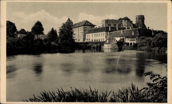 Ak Jindřichův Hradec Neuhaus Südböhmen, Schloss  Wasserfläche, Bäume,  Architektur